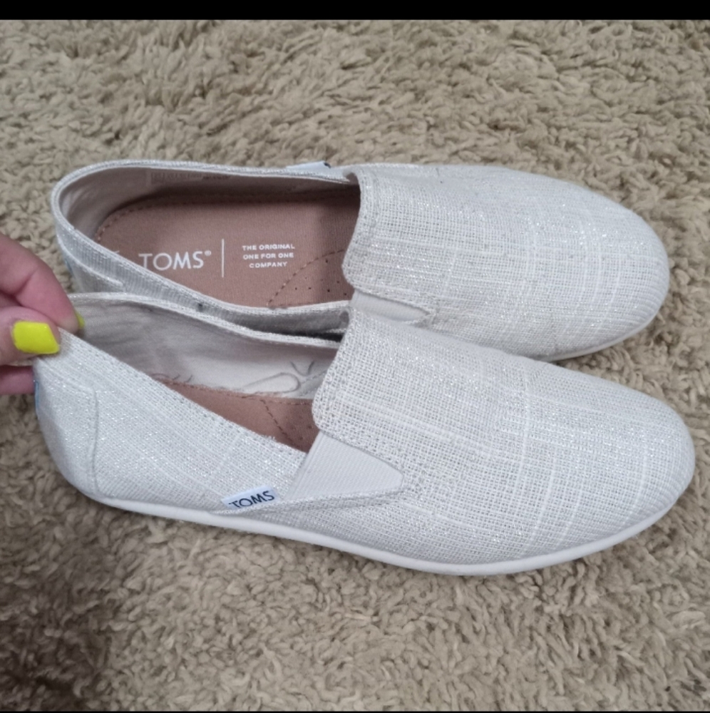 Women's TOMS shoes! Size 6.5!